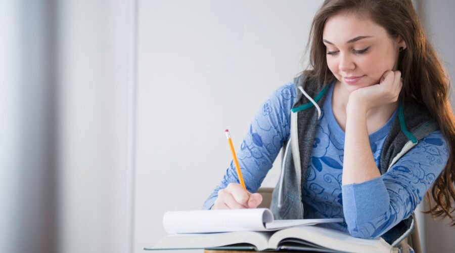 What are the Advantages of Using an Assignment Writing Service?